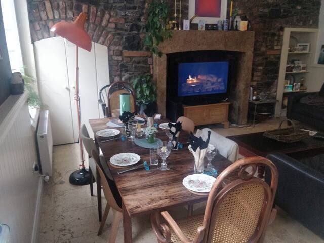 Stunning 2b Apt in Heritage Building w/SunnyPatio gallery image 5