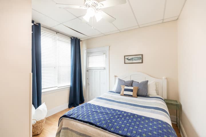 Dormitorio queen en el segundo piso con acceso al balcón. 