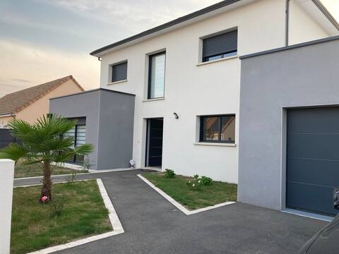 Modern House: 600m from the Mulsanne bend