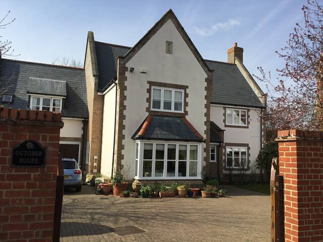 Comfortable home in VILLAGE 3 MILES FROM NEWM'ket
