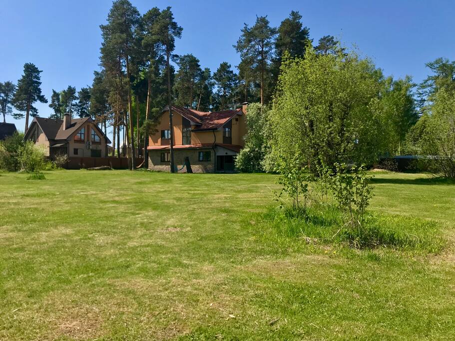 Снаружи, вид на дом от реки
