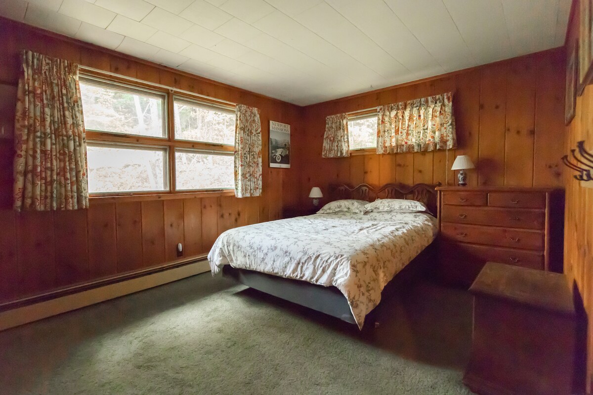 Na poschodí sú dve pohodlné spálne vrátane hlavnej spálne, ktorá je tu zobrazená.