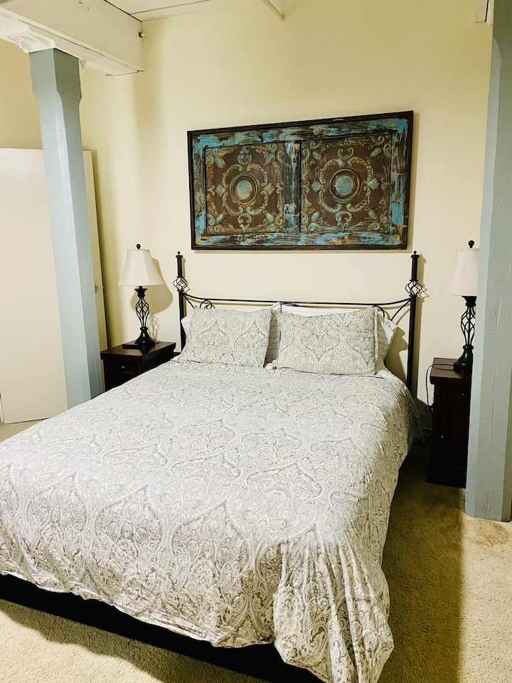 في الطابق العلوي ماستر بسرير ملكي وحمام جناح