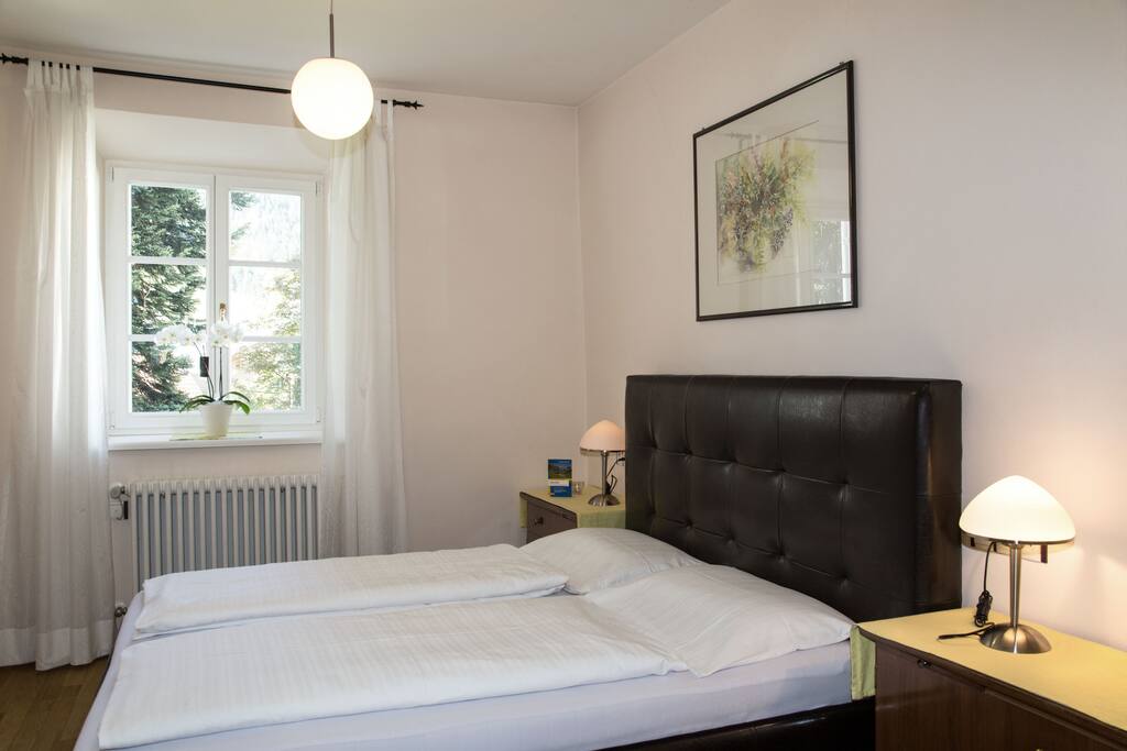 Schlafzimmer mit Doppelbett