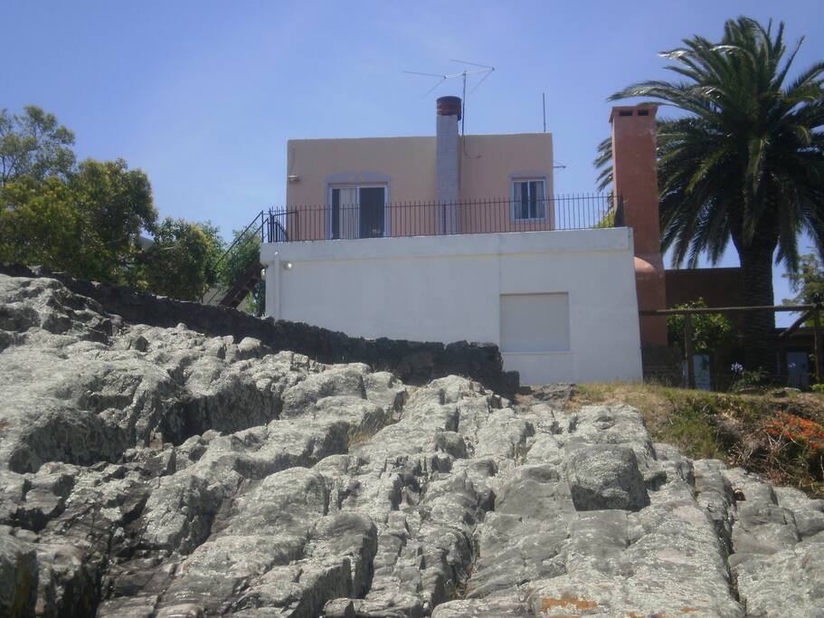 COLGADITA DE LA BARRANCA SOBRE LA HISTÓRICA MURALLA.