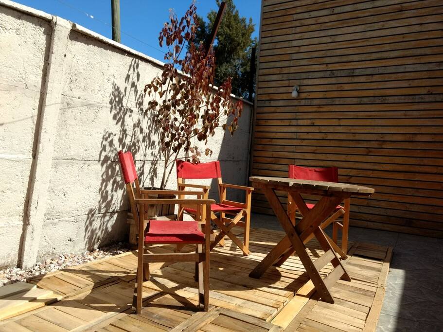 Terraza contigua a la habitación para uso de los huéspedes. Terrace adjoining the room for guest use.