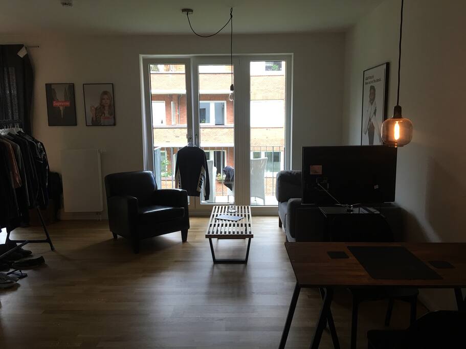 Blick in den Wohnbereich & Balkon
