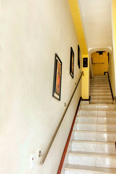 Escalera de acceso al apartamento independiente