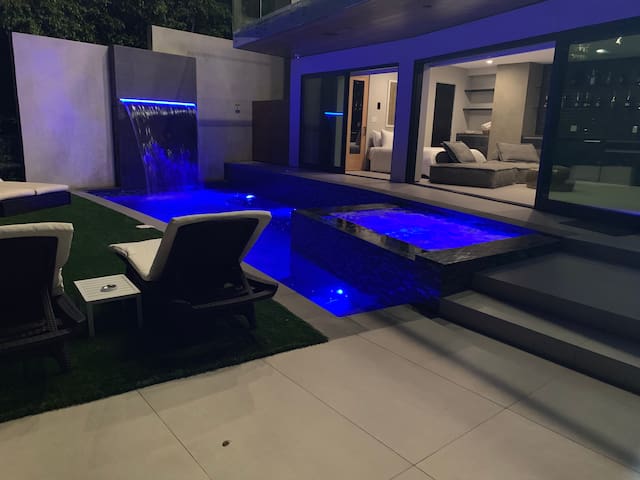 Hollywood Hills Home! City/OceanViews Pool & Sauna gallery image 3