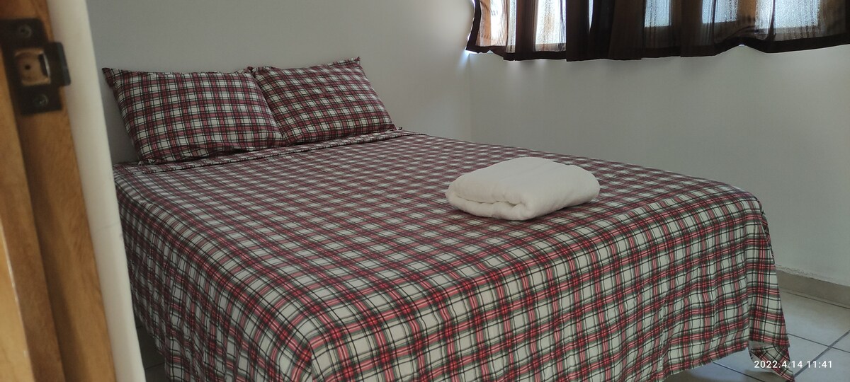 Spavaća soba 3, ima bračni krevet, ormar i ventilator.