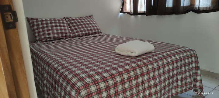 تحتوي غرفة النوم 3 على سرير مزدوج وخزانة ومروحة.