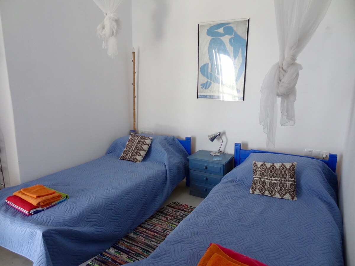 Oba kreveta s pogledom na more i vode na veliku terasu.