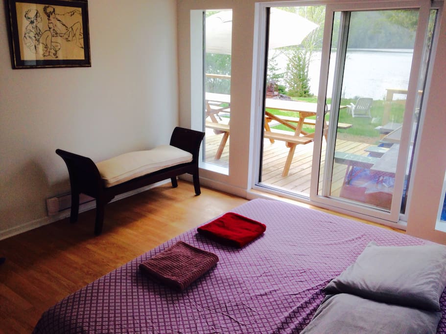 King size bed overlooking lake