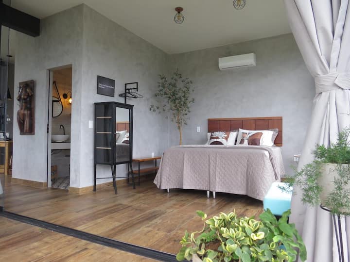 Dhomë dopio me pamje nga malet, ajër të kondicionuar dhe ndërprerje të perdeve.