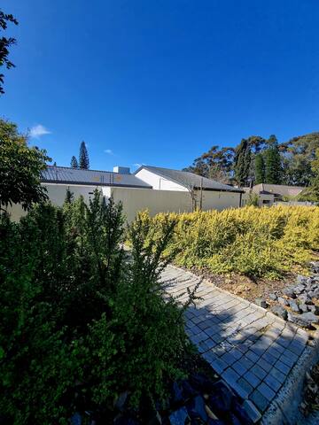 Secure modern home gallery image 3