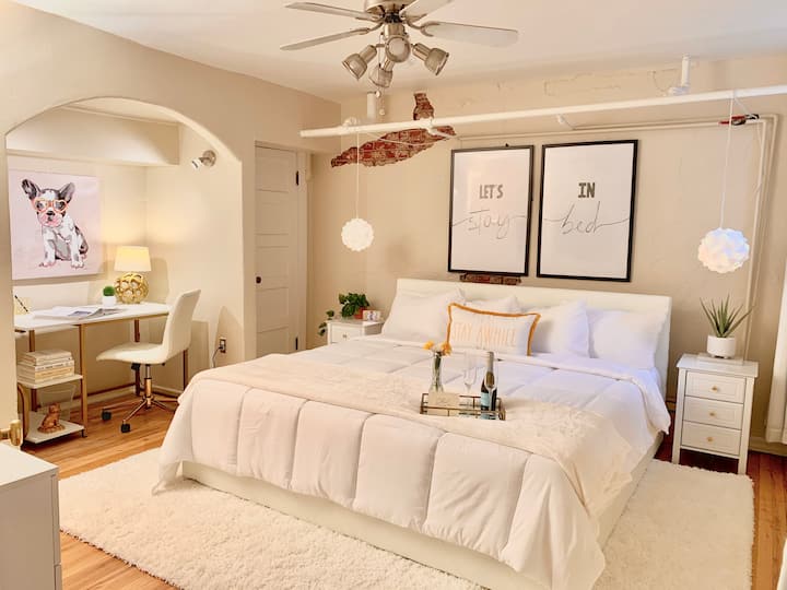 Привлечна и удобна, оваа соба има брачен кревет со сосема нов душек од мемори пена Каспер. 