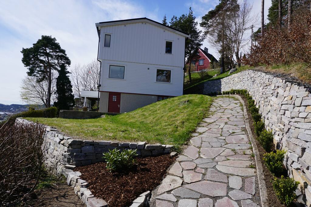 Adkomst og plen på østsiden av huset