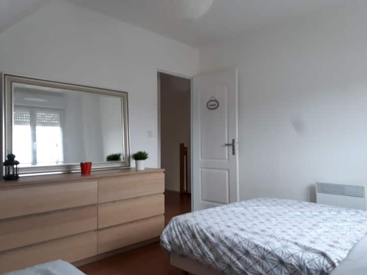 dhoma me 
1 krevat dopio 140×190
1 lit de 120×190