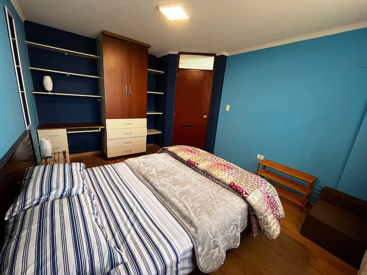 Chambre, lit 2 places, canapé lit, penderie et bon éclairage