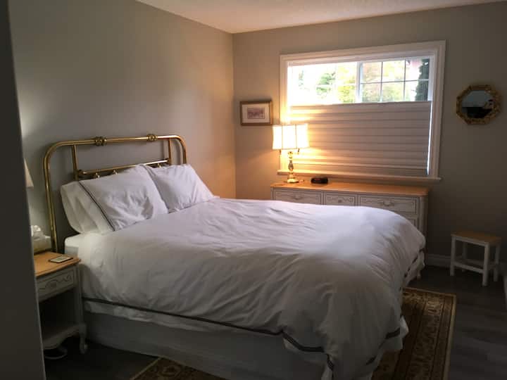 Spálne veľkosti Queen majú dostatok zásuviek/šatníka na dlhšie pobyty.