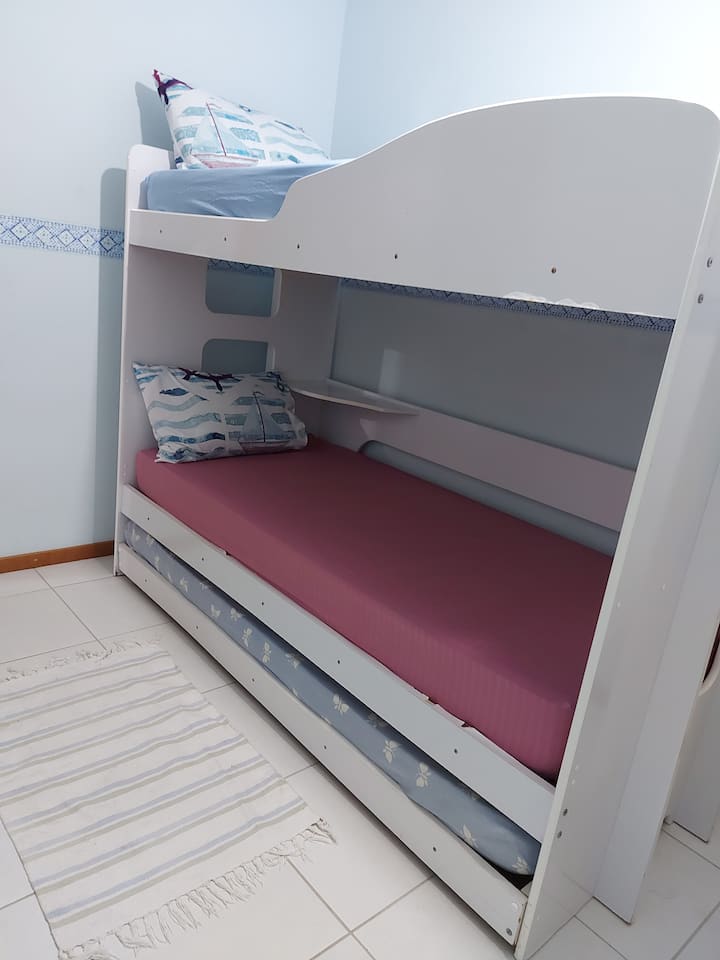 חדר יחיד עם טריליש ותקרה שנמכרו