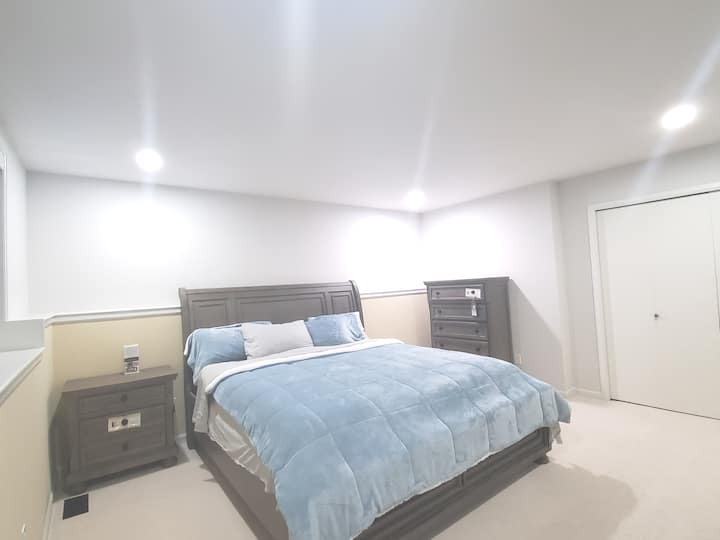 Un'altra vista sul letto matrimoniale grande nella camera da letto 3.