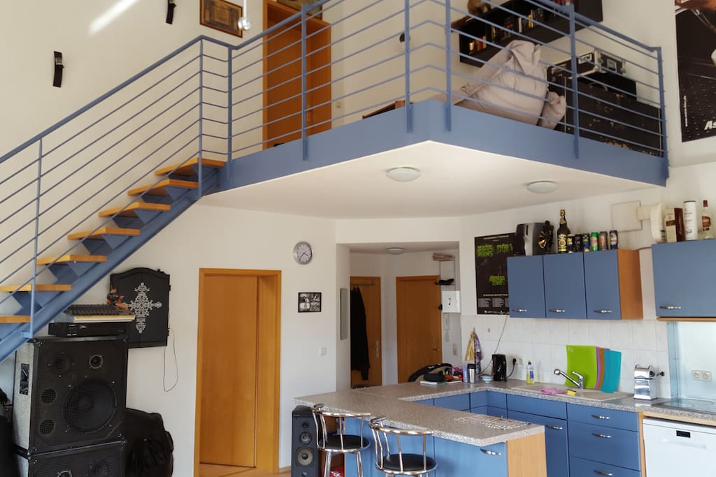 Wohnküche mit Bar und Zugang zur Gallerie