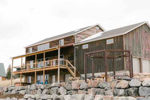 Sleeps 42, 10 bed 6 bath. Indoor Heated Rec Room!