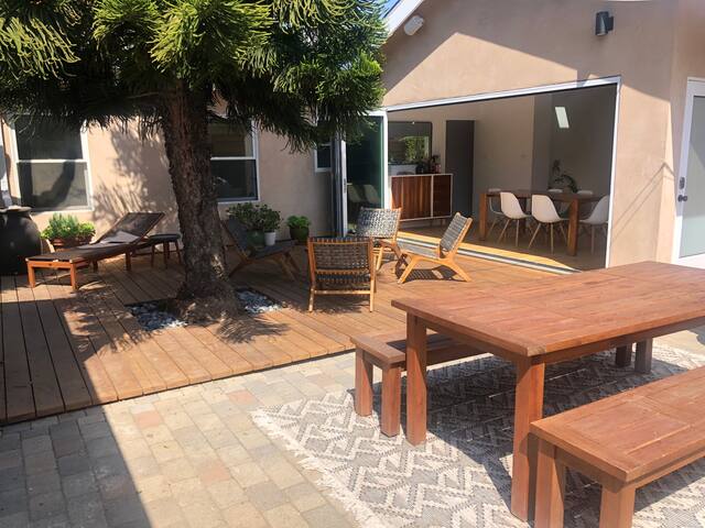 Santa Monica Stunner- New Blackout Blinds! gallery image 3