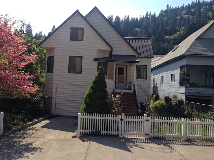 Dunsmuir Escape Upstairs Unit COLD AC Mini Split Guesthouses for