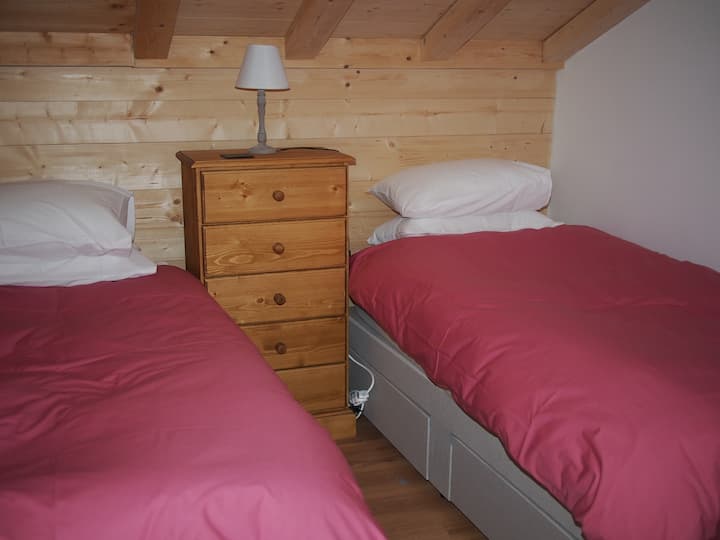 Dormitorio 3 en la planta superior: se puede hacer como camas individuales o cama doble tamaño súper king.