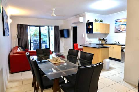Successful Airbnb property: Renovated 3 Bed 2 Bathroom , wifi & Netflix, Pool in Cairns North