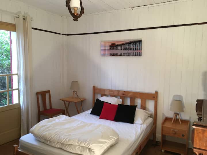 3号卧室名为「白色」，提供140张床、羽绒被和枕头；可直接进入花园；新床垫和弹簧床垫。