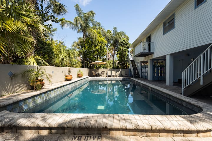 Anna Maria - steps from the beach