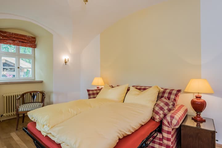 Castillo de Eichbichl:
salón rojo con sofá cama plegable