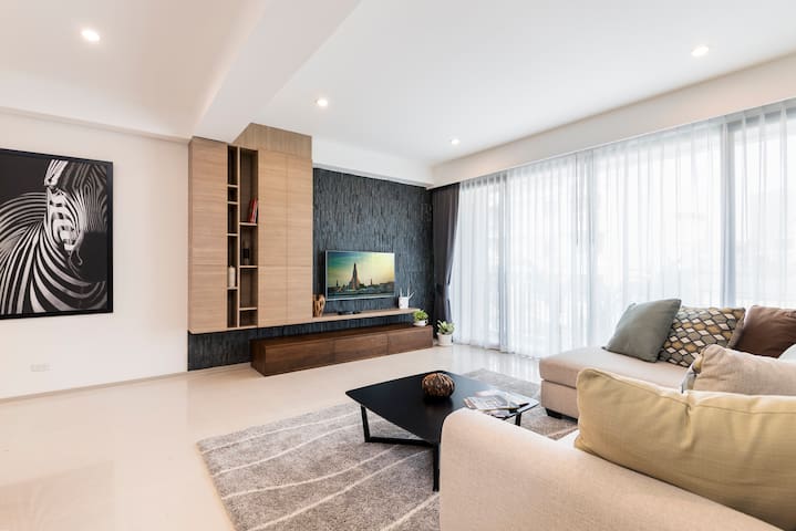 Luxury Stay in Central Bangkok With Roof-top Pool