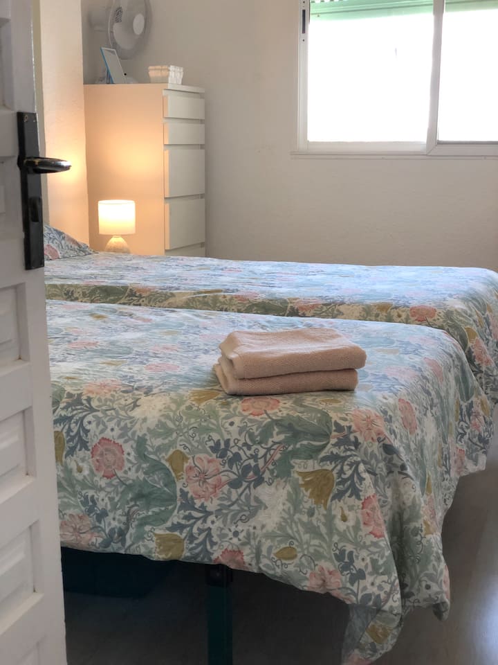 Dvojlôžková spálňa s výhľadom na bazén