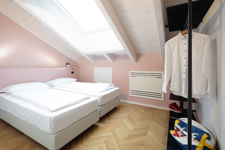 ทุกห้องนอนมีที่วางเสื้อผ้า 