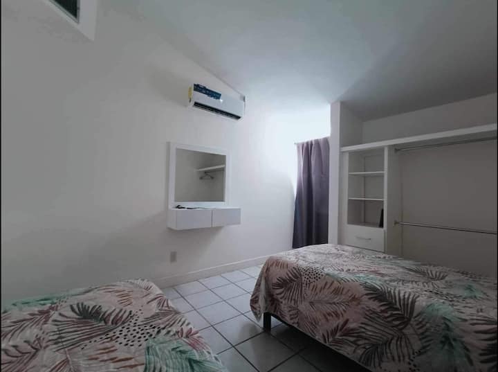 Vue chambre avec 2 lits simples.