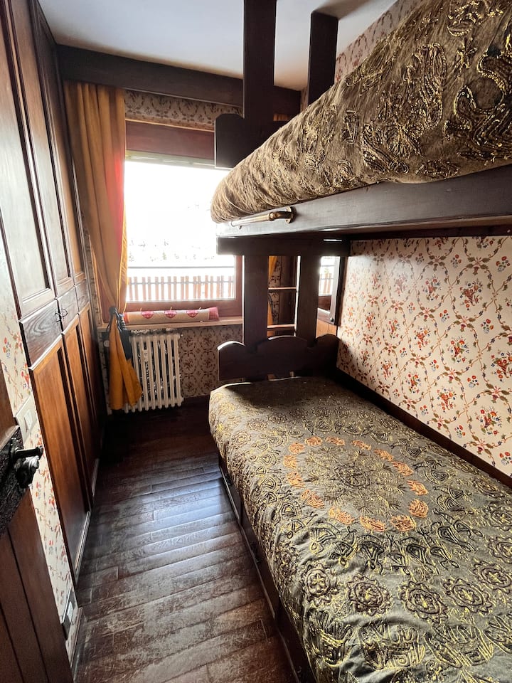 стая на двуетажно легло