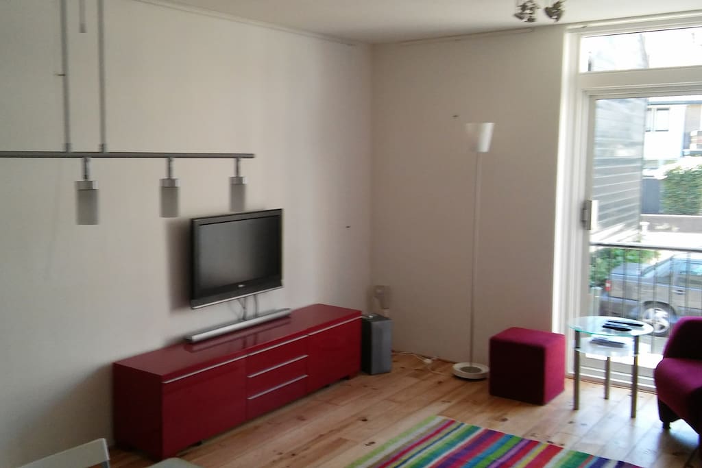 Huiskamer met TV en soundbar
