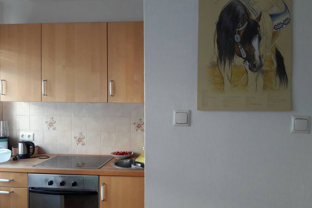 Separate, helle Küche mit Sitzecke