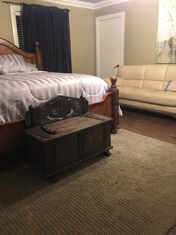 6bd, 4 bath, 2 liv rm house w/ pool. 7 min strip gallery image 5