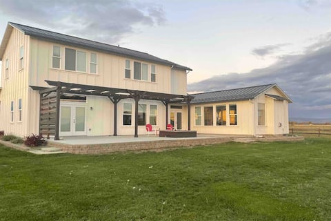 Peaceful Farmhouse stay in Ellensburg!