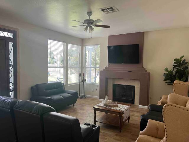 Large Luxury home in Las Vegas 10 min to the stip gallery image 3