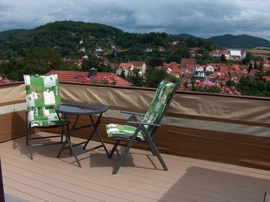 Blick von der Dachterrasse auf Schloss Wilhelmsburg und die Dächer der Stadt Schmalkalden