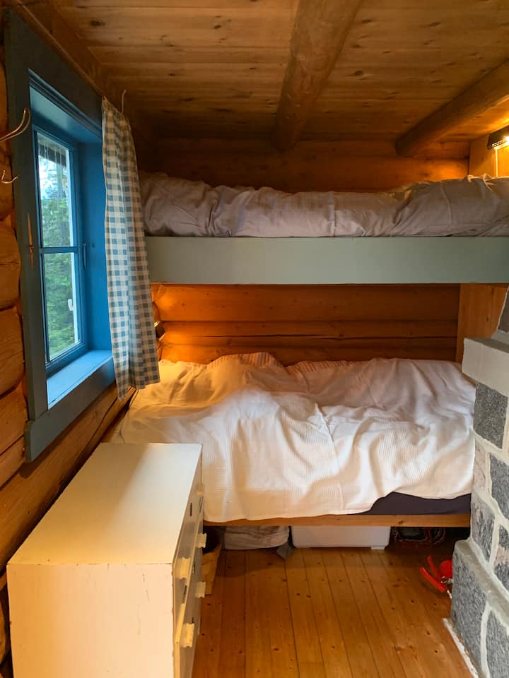 Lit superposé. Petit lit double (130 cm). Lit normal de 90 cm au-dessus.  Matelas supplémentaire pour dormir sur le sol disponible.  4 oreillers et couettes se trouvent dans le chalet. 