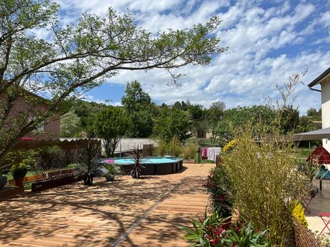 House with 10-12 beds and pool
