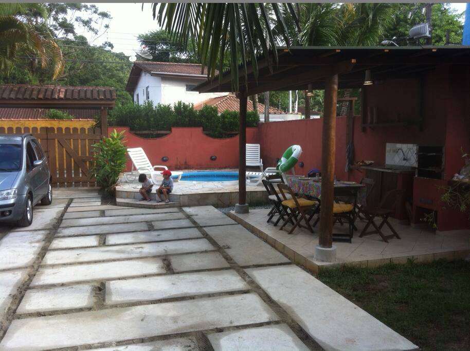 Quintal grande, churrasqueira e piscina