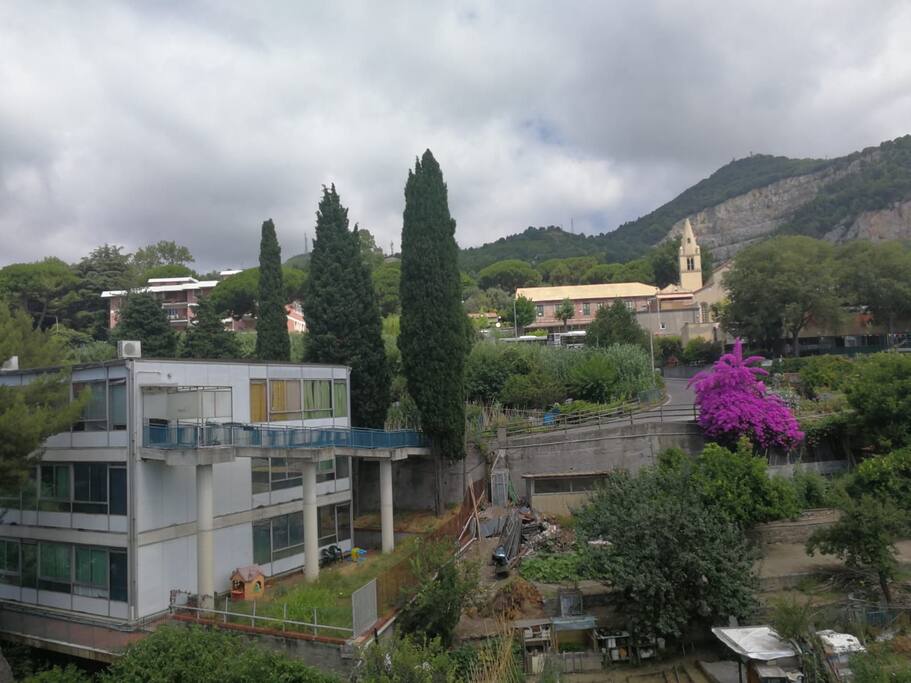 La vista a nord dalla cucina e dalla cameretta